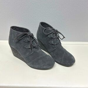 Tom’s Suede Like New Gray Booties